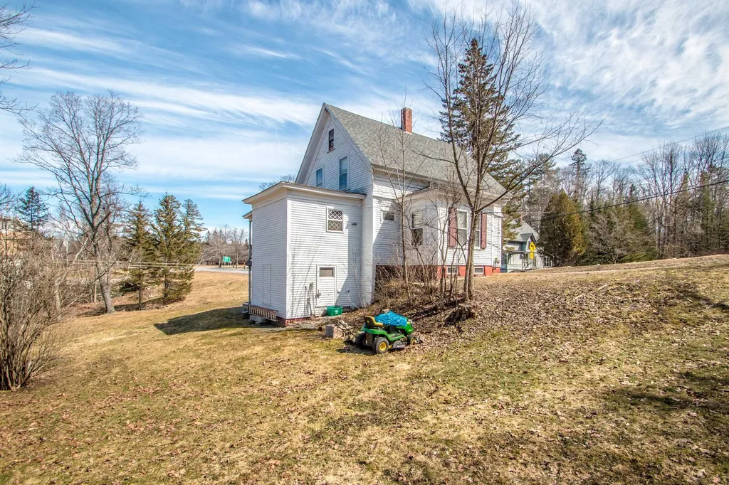 23 Prospect Street Lancaster NH 03584