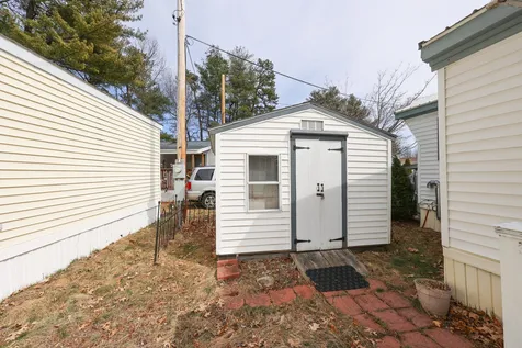 7 Hollyhock Way Manchester NH 03109