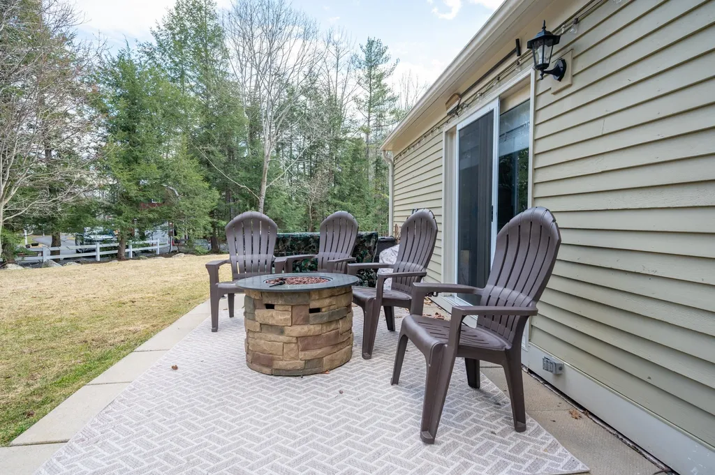 15 Williamsburg Circle Laconia NH 03246