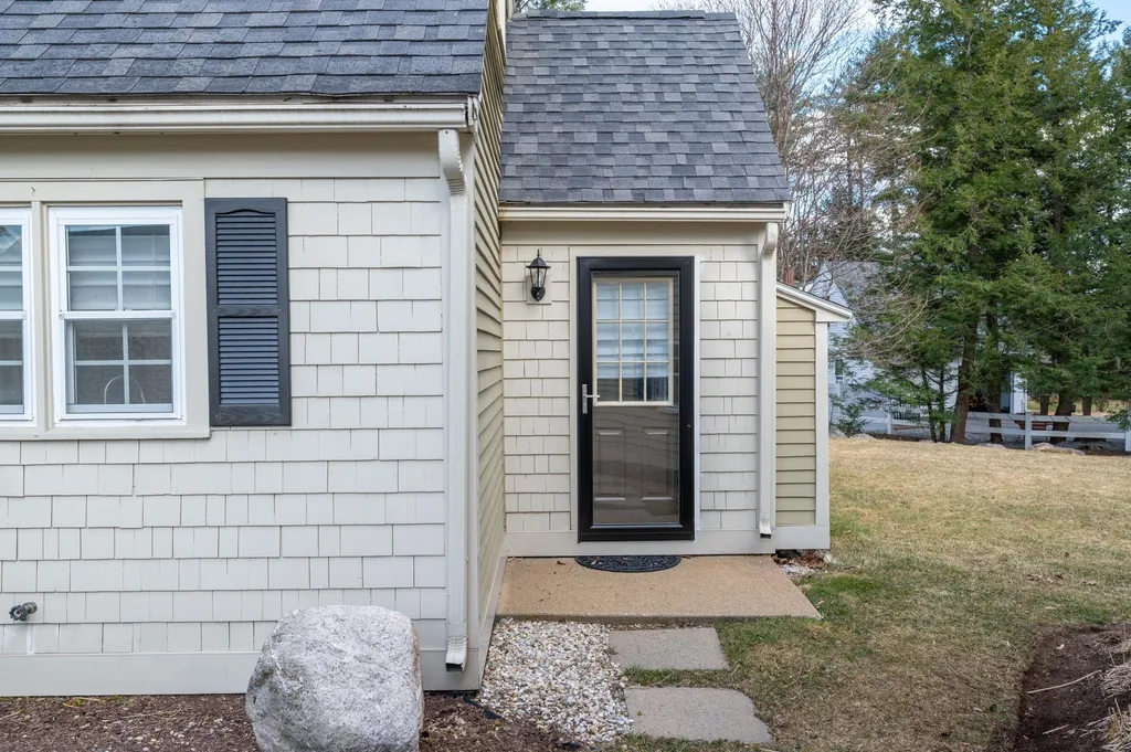 15 Williamsburg Circle Laconia NH 03246