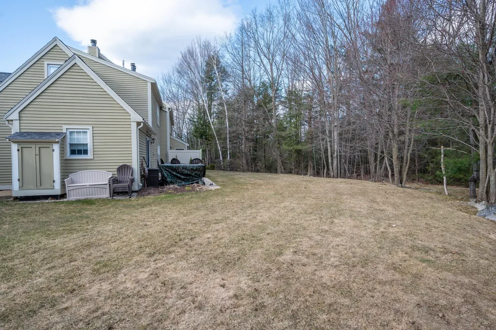 15 Williamsburg Circle Laconia NH 03246