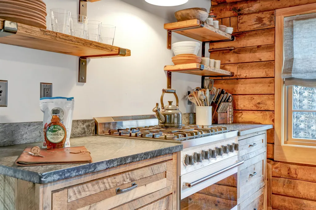 3369 Hartland Hill Road Woodstock VT 05091