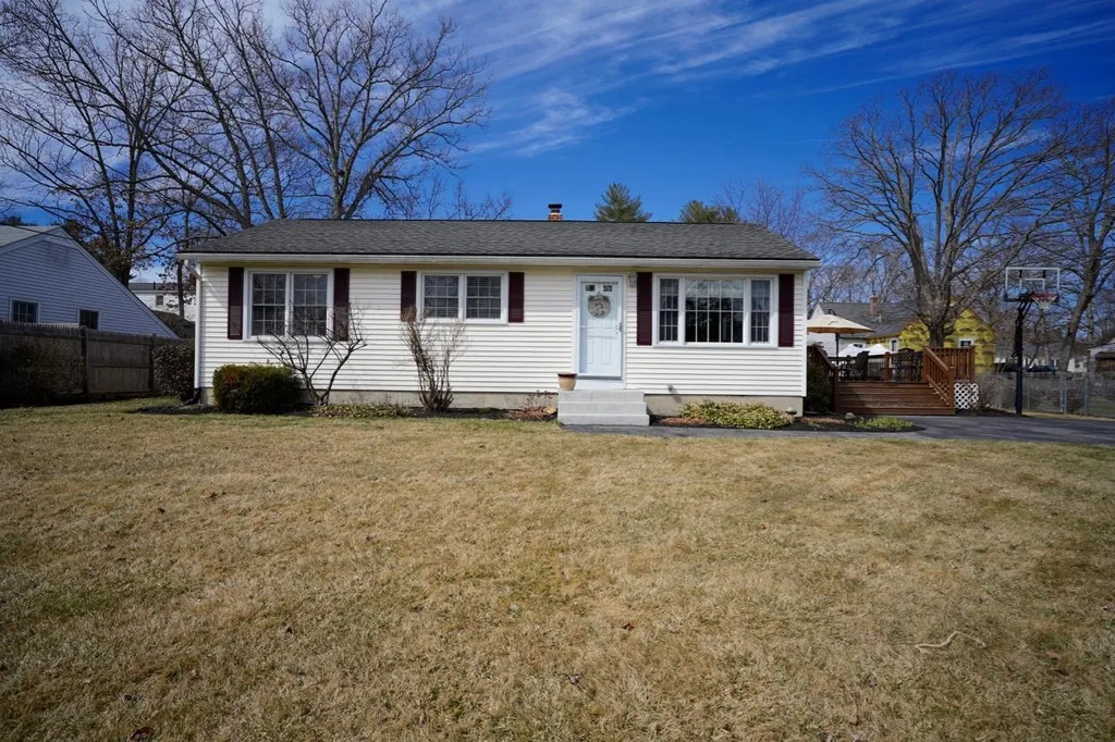 13 Sioux Avenue Nashua NH 03063