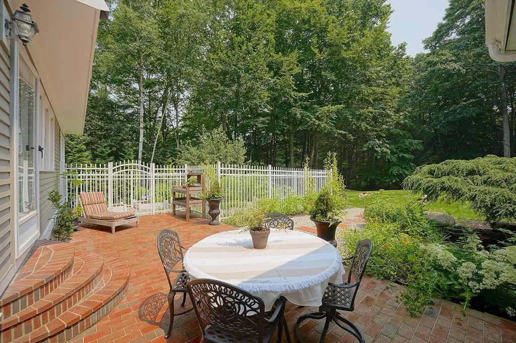 32 Bradley Lane North Hampton NH 03862
