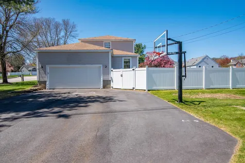 9 Darby Lane Manchester NH 03109