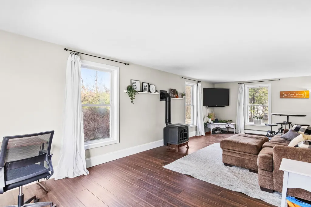 14 Hill Street Hillsborough NH 03244
