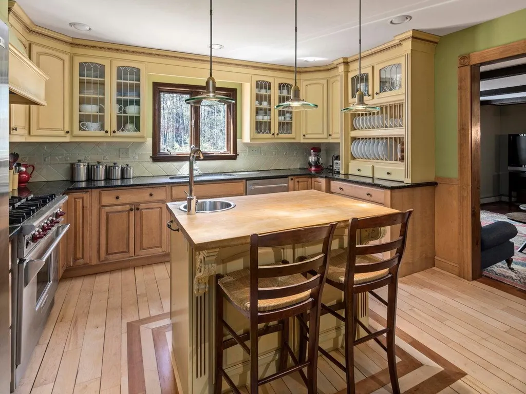 498 Governors Lane Shelburne VT 05482