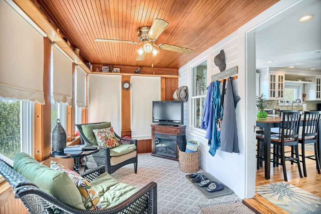 42 Pleasant Street Wolfeboro NH 03894