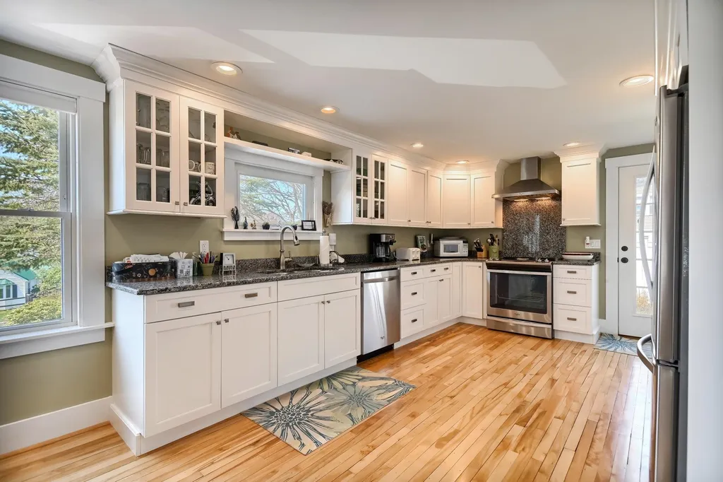 42 Pleasant Street Wolfeboro NH 03894