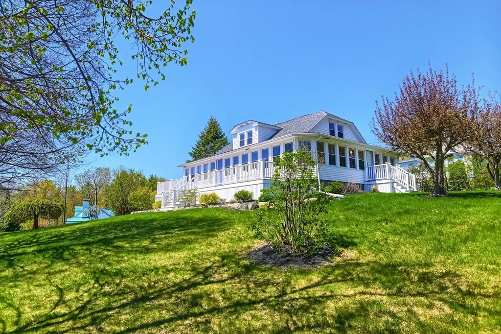 42 Pleasant Street Wolfeboro NH 03894