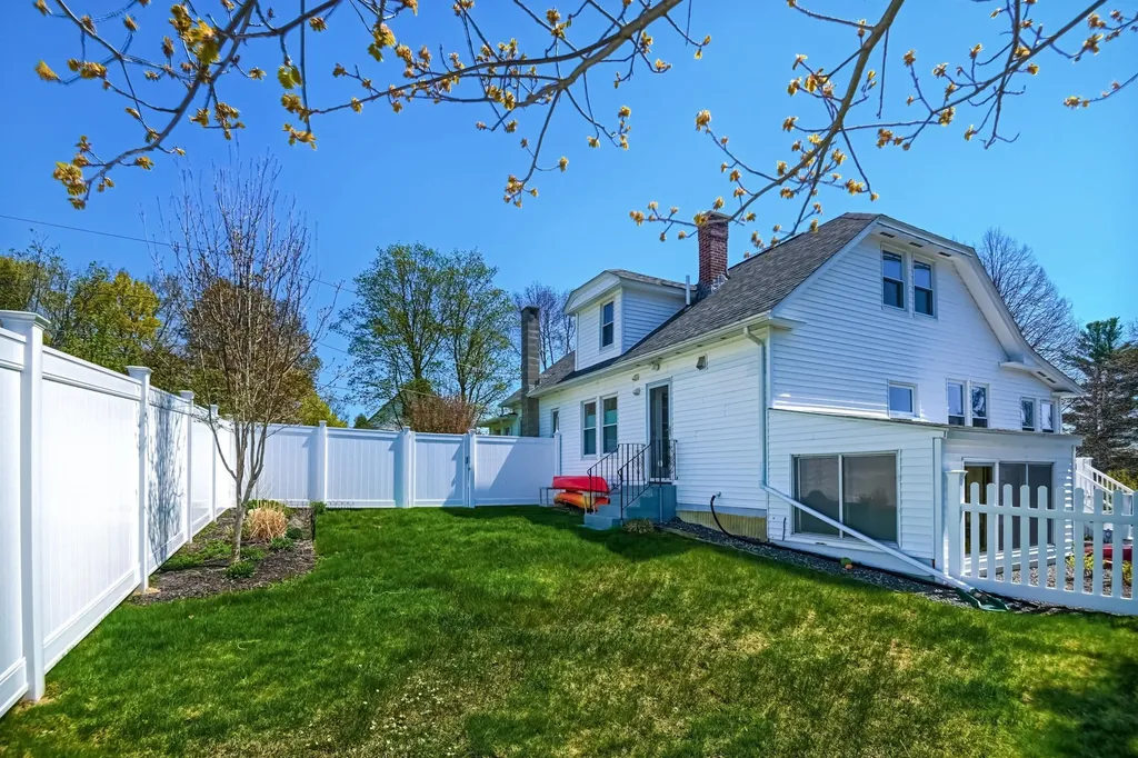 42 Pleasant Street Wolfeboro NH 03894