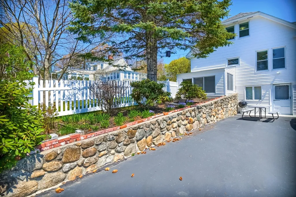 42 Pleasant Street Wolfeboro NH 03894