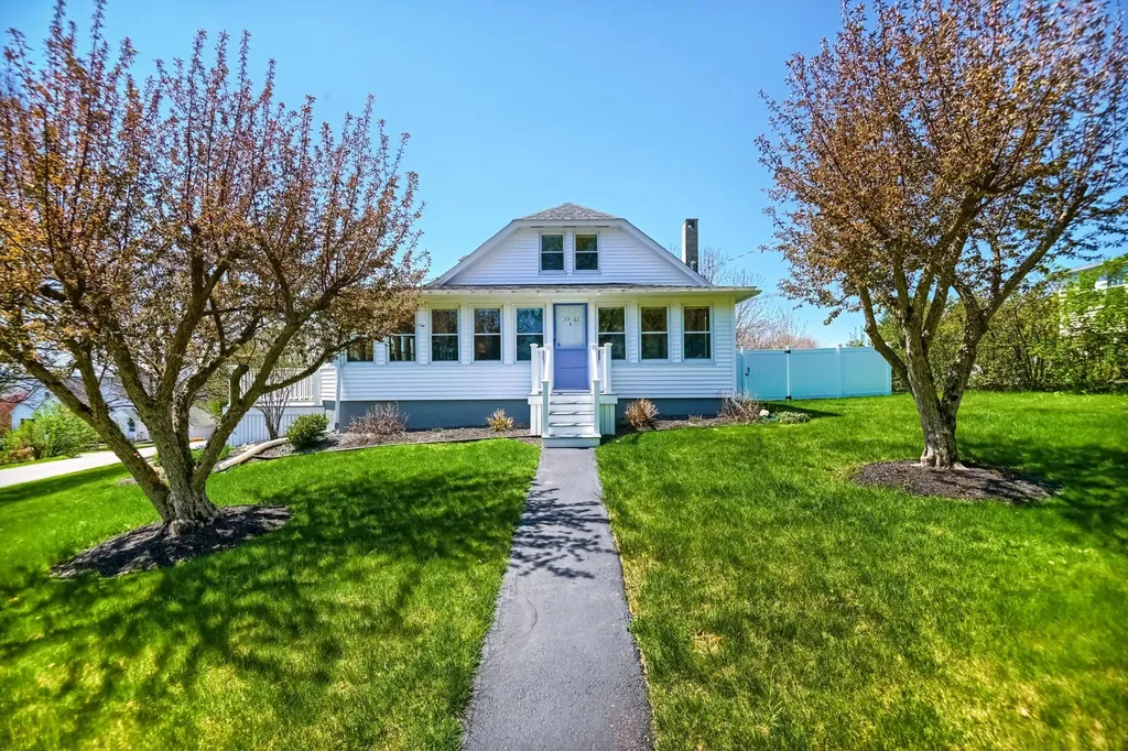 42 Pleasant Street Wolfeboro NH 03894