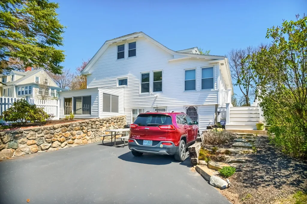 42 Pleasant Street Wolfeboro NH 03894