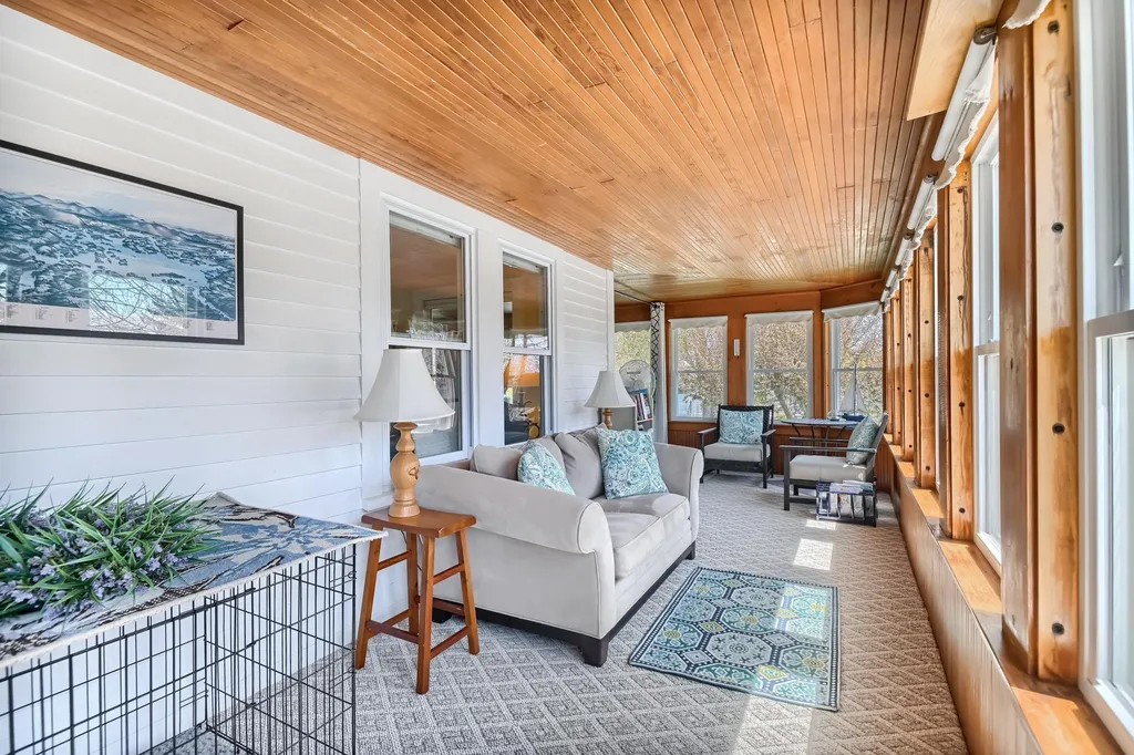 42 Pleasant Street Wolfeboro NH 03894