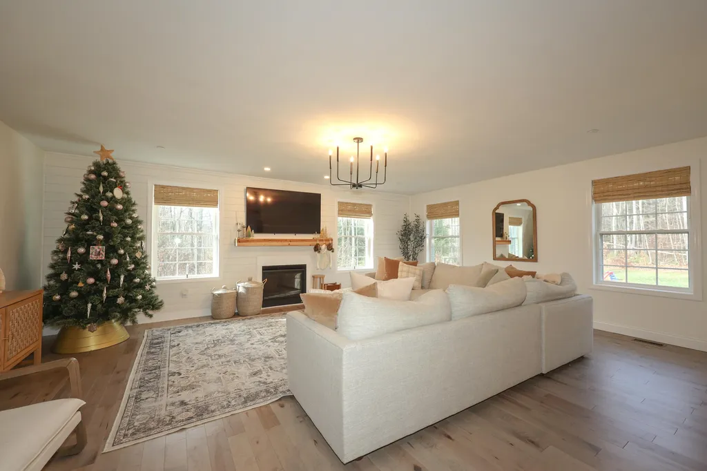 80 Juniper Circle Auburn NH 03032