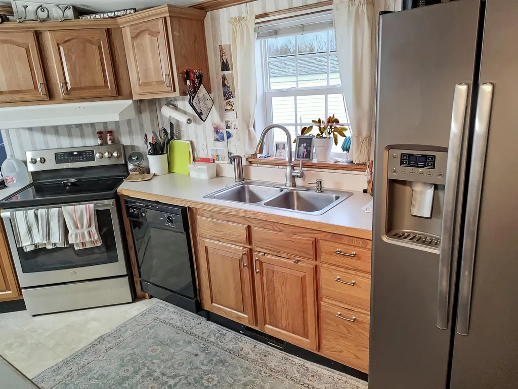 19 Willow Road Newton NH 03858