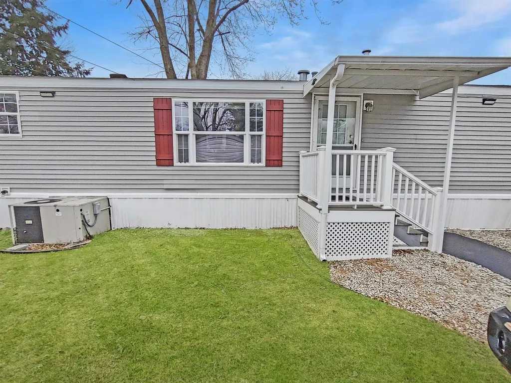 19 Willow Road Newton NH 03858