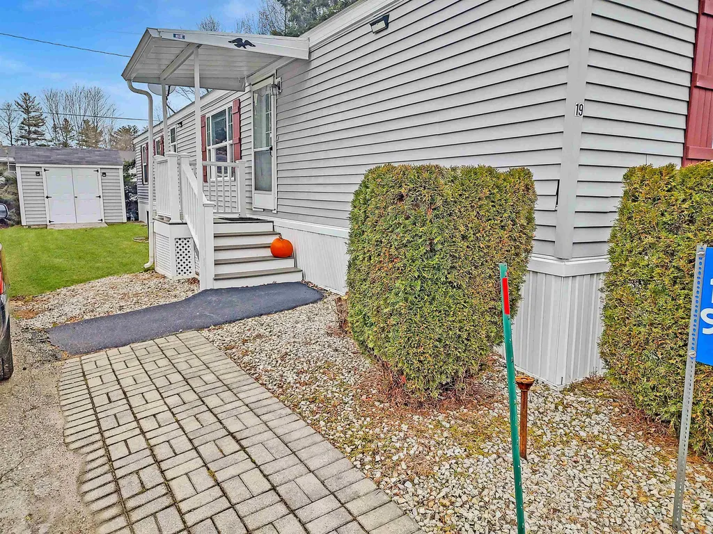 19 Willow Road Newton NH 03858