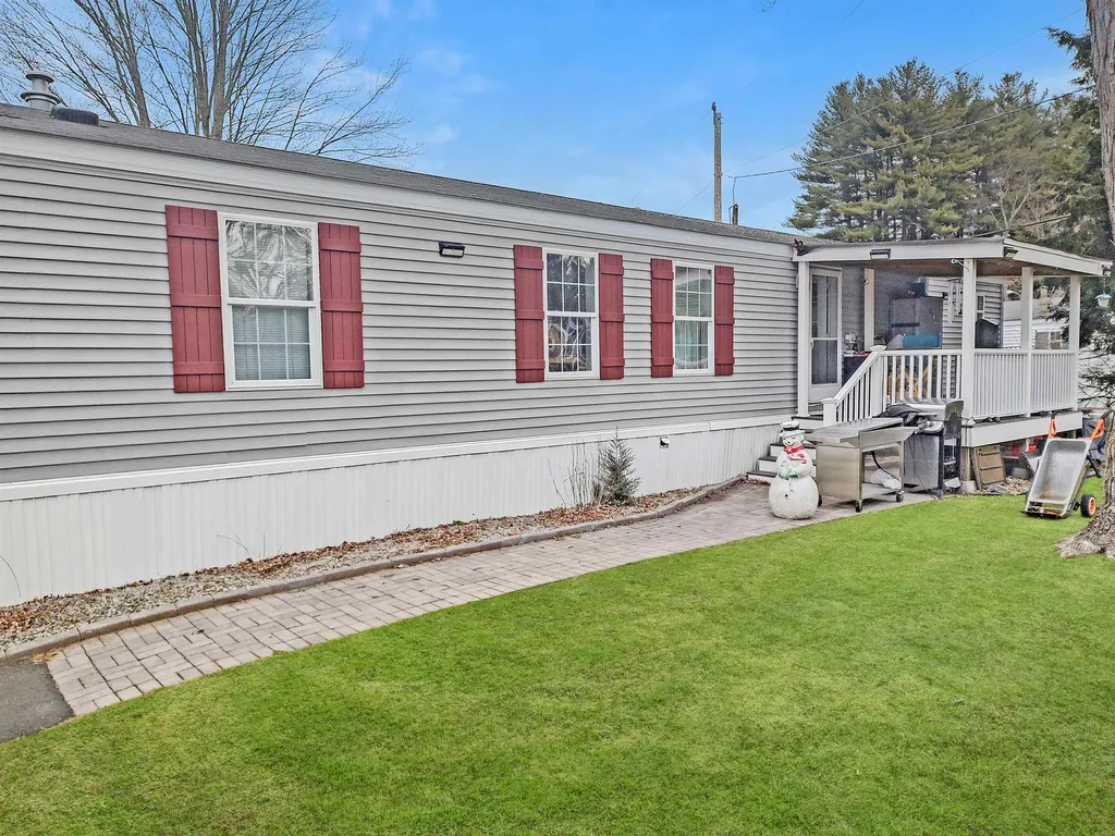 19 Willow Road Newton NH 03858