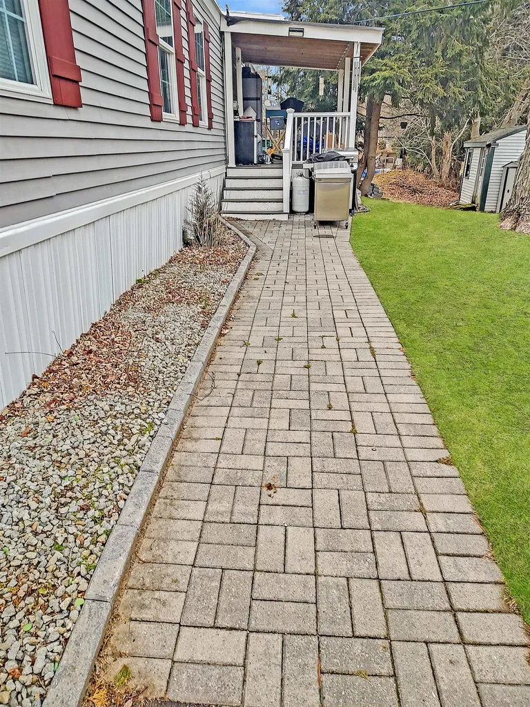 19 Willow Road Newton NH 03858