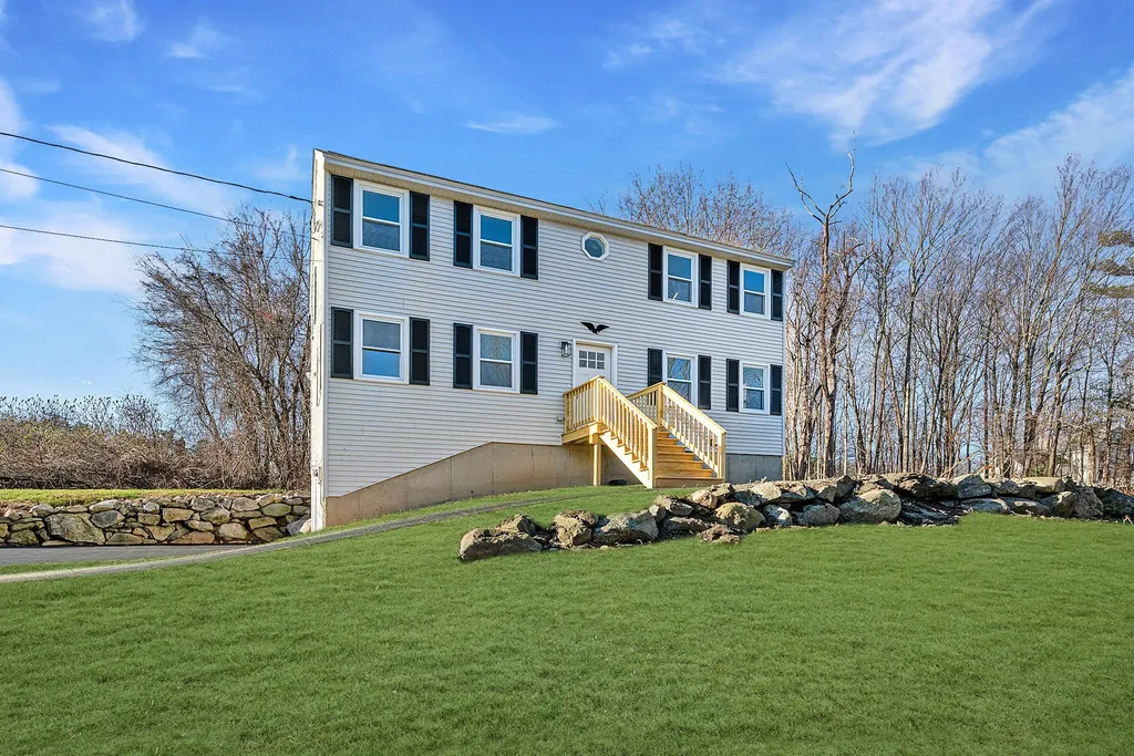 27 Kenneth Road Sandown NH 03873