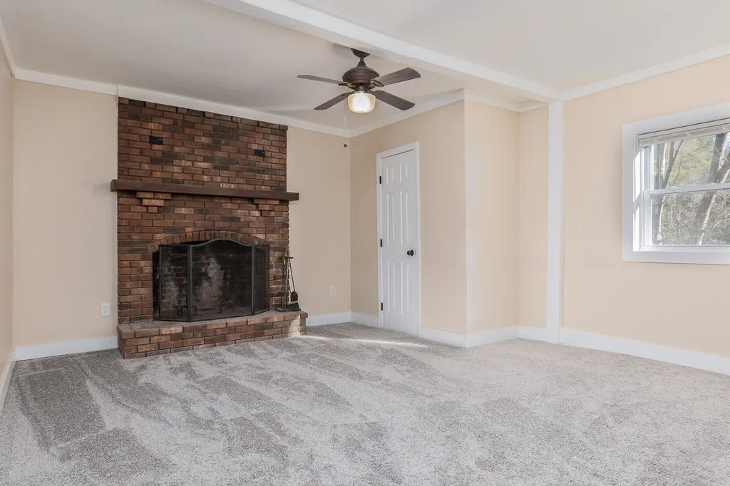 27 Lochwood Drive New Boston NH 03070
