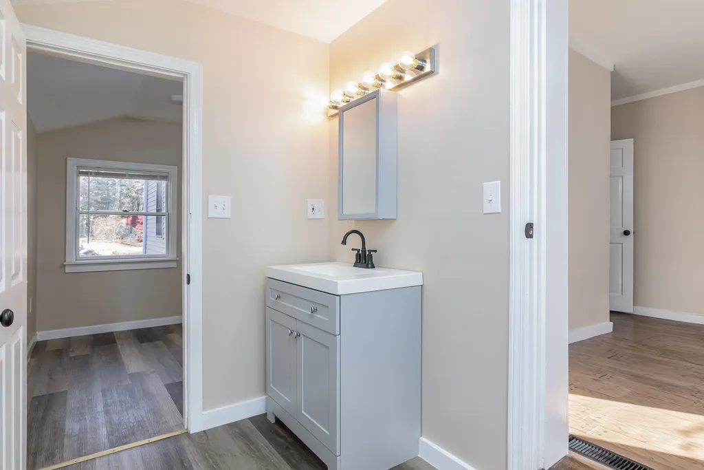 27 Lochwood Drive New Boston NH 03070