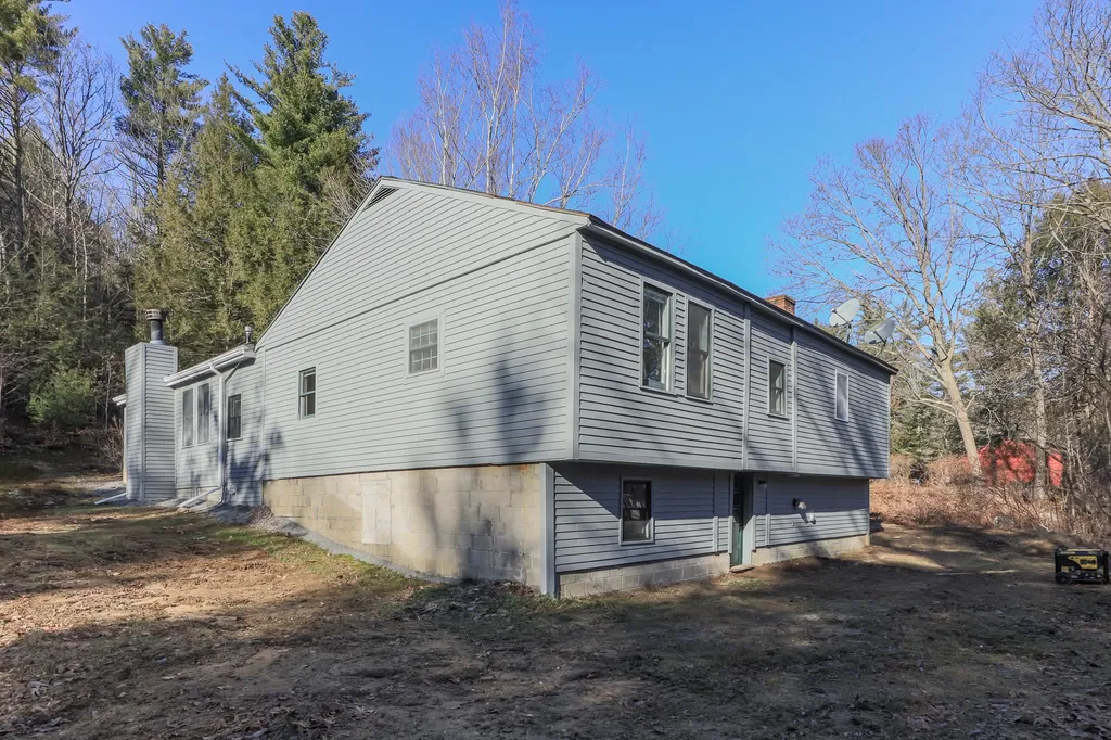 27 Lochwood Drive New Boston NH 03070