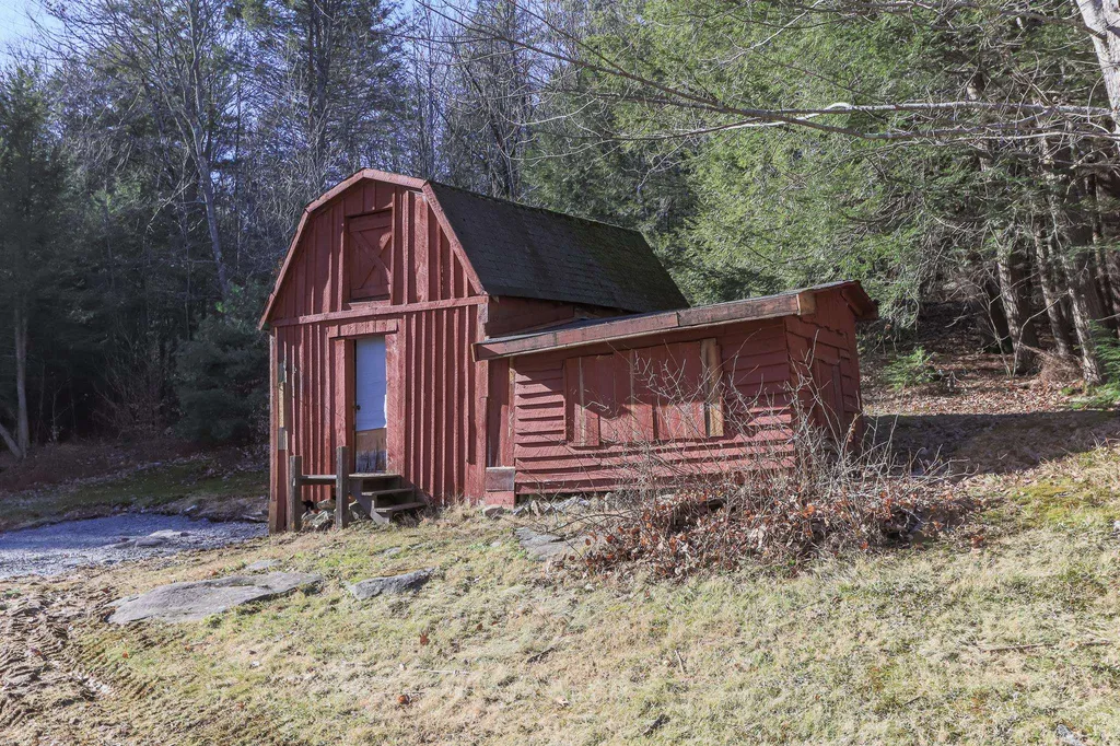 27 Lochwood Drive New Boston NH 03070