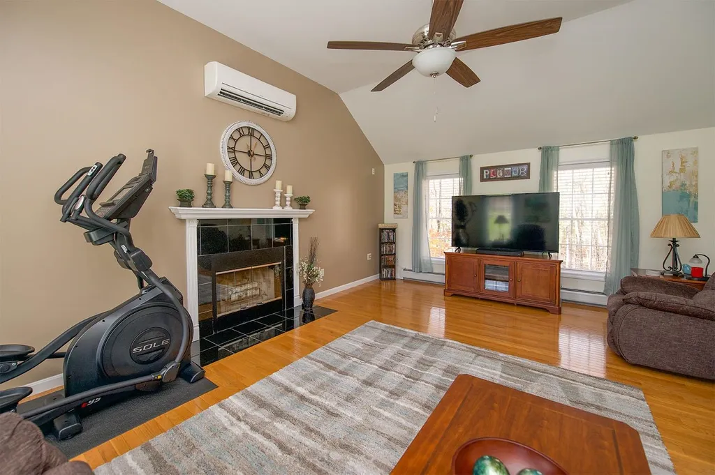 16 Strawberry Lane Raymond NH 03077