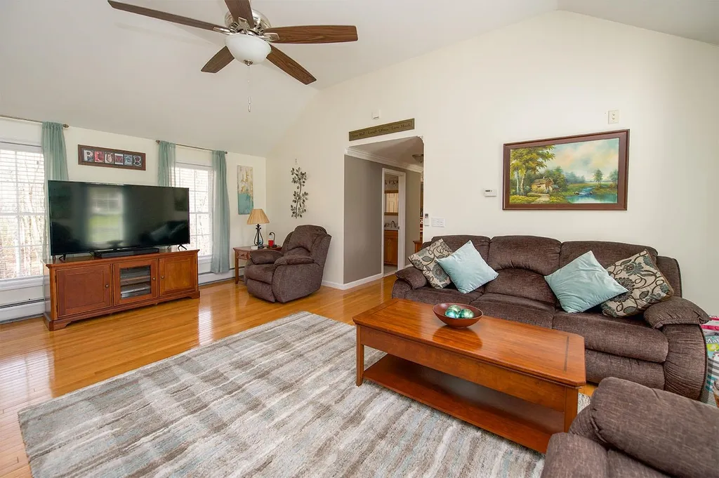 16 Strawberry Lane Raymond NH 03077