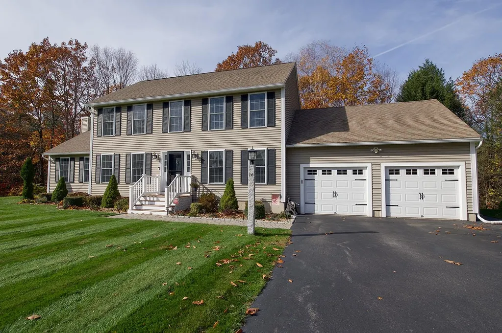 16 Strawberry Lane Raymond NH 03077