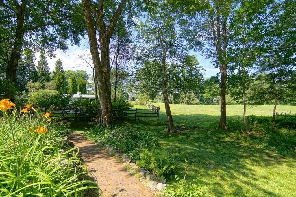 14 Runnymede Drive North Hampton NH 03862
