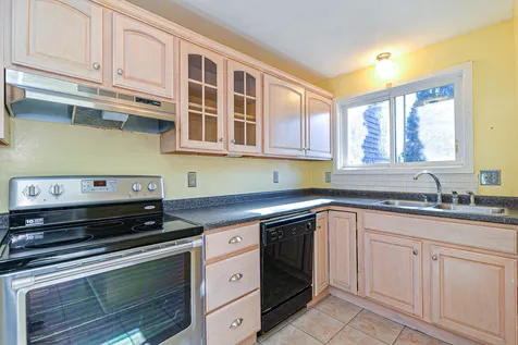 16 Thornhill Road Stratham NH 03885