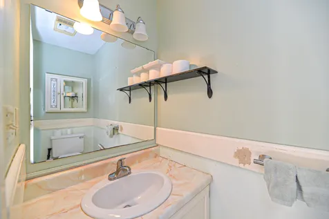 16 Thornhill Road Stratham NH 03885
