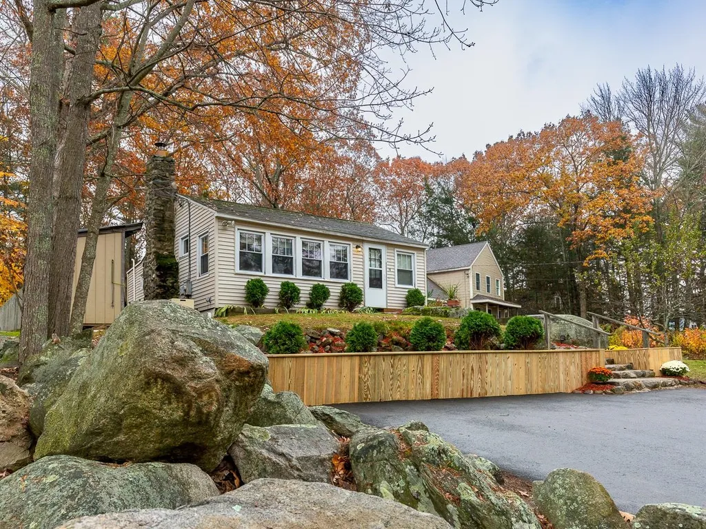 8 Governors Drive Raymond NH 03077