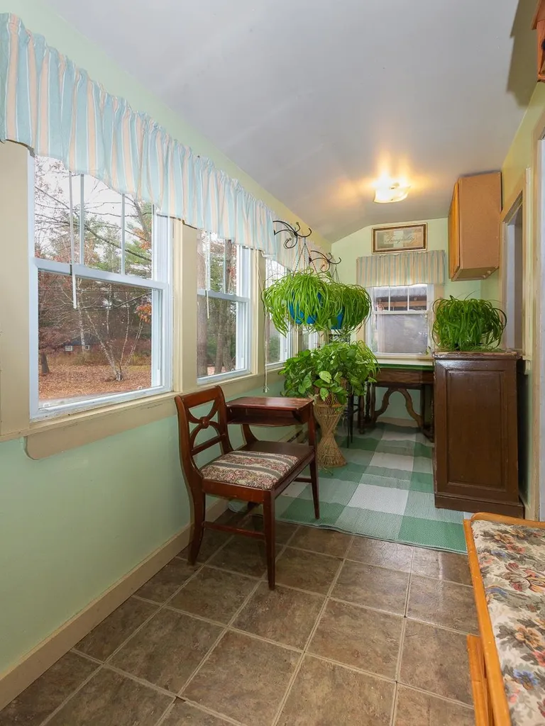8 Governors Drive Raymond NH 03077
