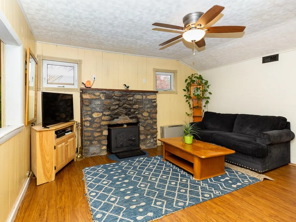 8 Governors Drive Raymond NH 03077