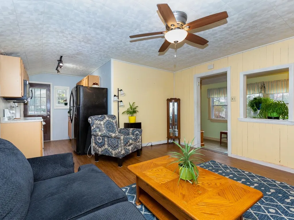 8 Governors Drive Raymond NH 03077