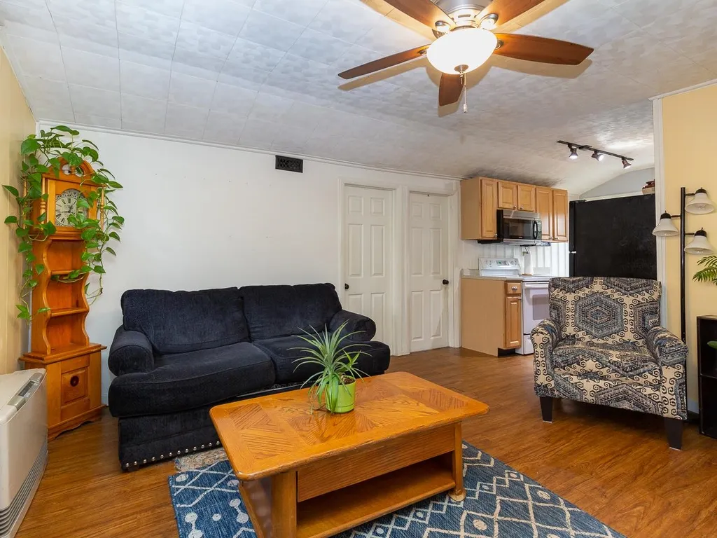 8 Governors Drive Raymond NH 03077