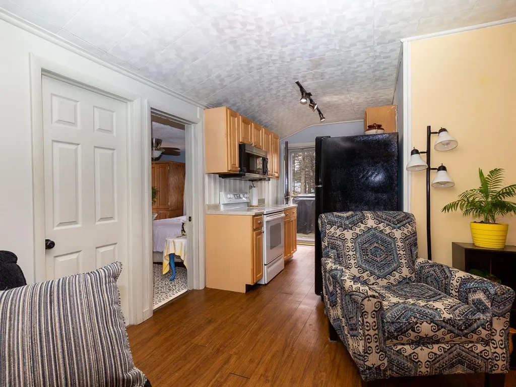 8 Governors Drive Raymond NH 03077