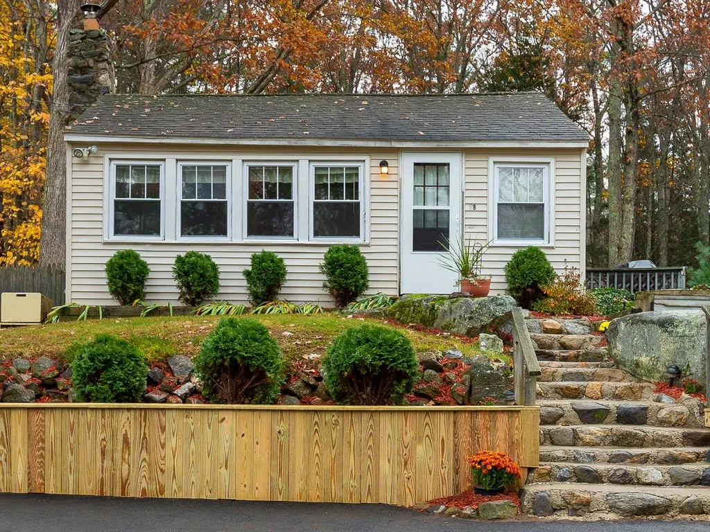 8 Governors Drive Raymond NH 03077