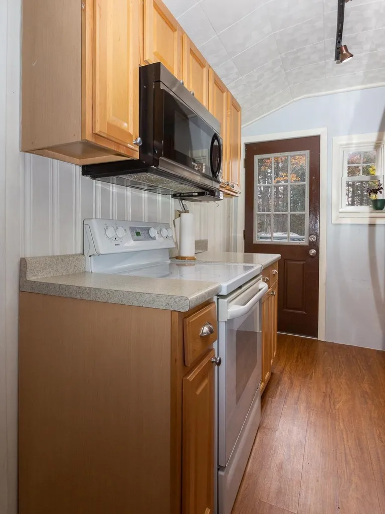 8 Governors Drive Raymond NH 03077