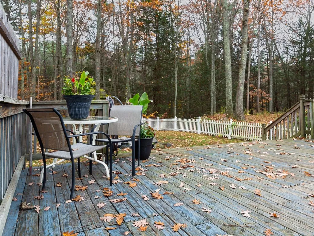 8 Governors Drive Raymond NH 03077