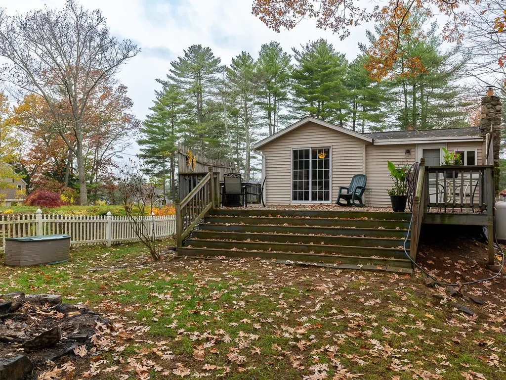 8 Governors Drive Raymond NH 03077