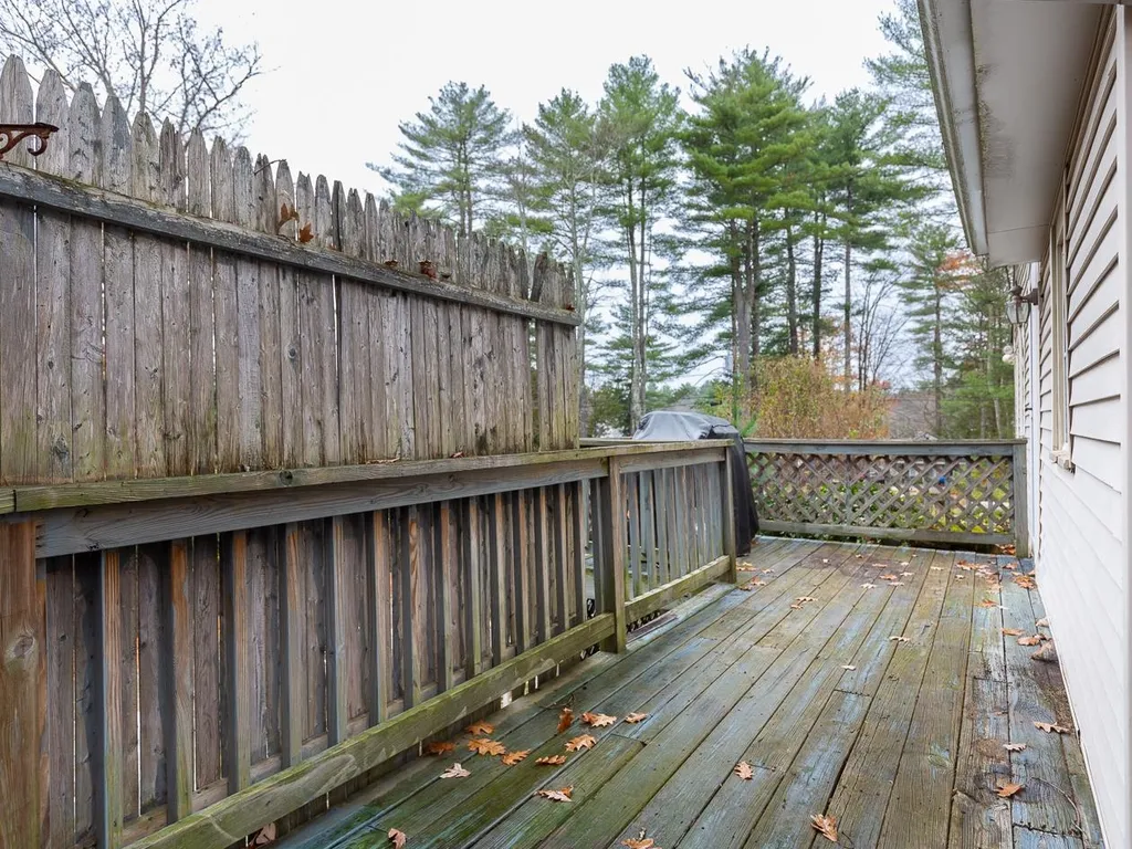 8 Governors Drive Raymond NH 03077