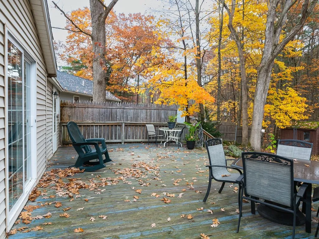 8 Governors Drive Raymond NH 03077