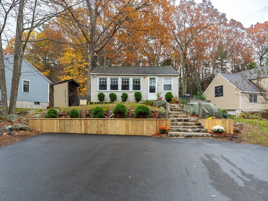 8 Governors Drive Raymond NH 03077