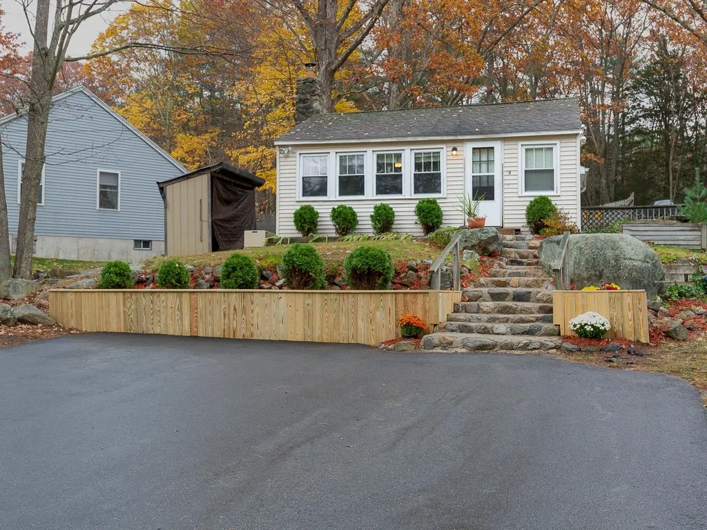 8 Governors Drive Raymond NH 03077